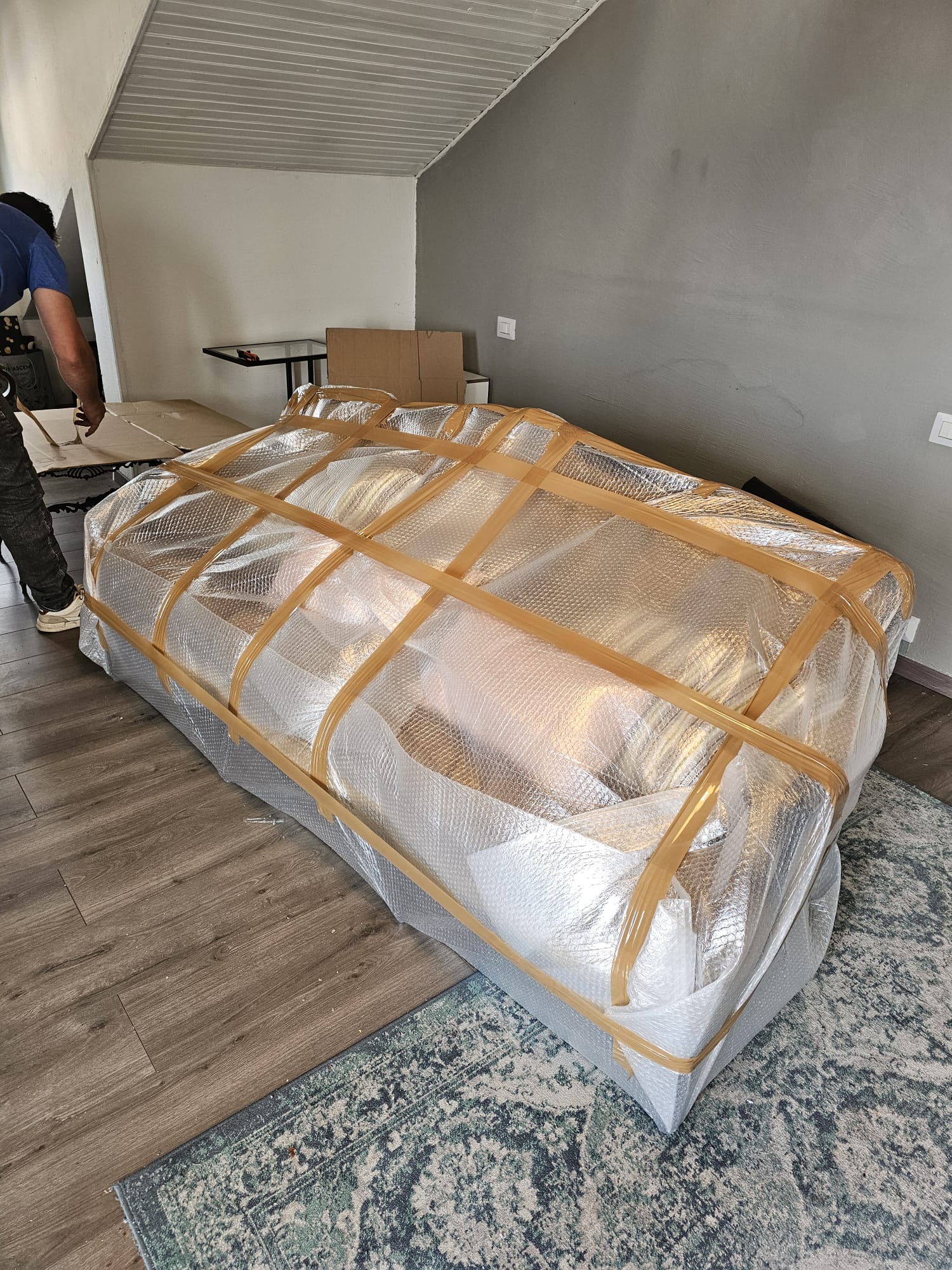 Operaio che imballa pacchi